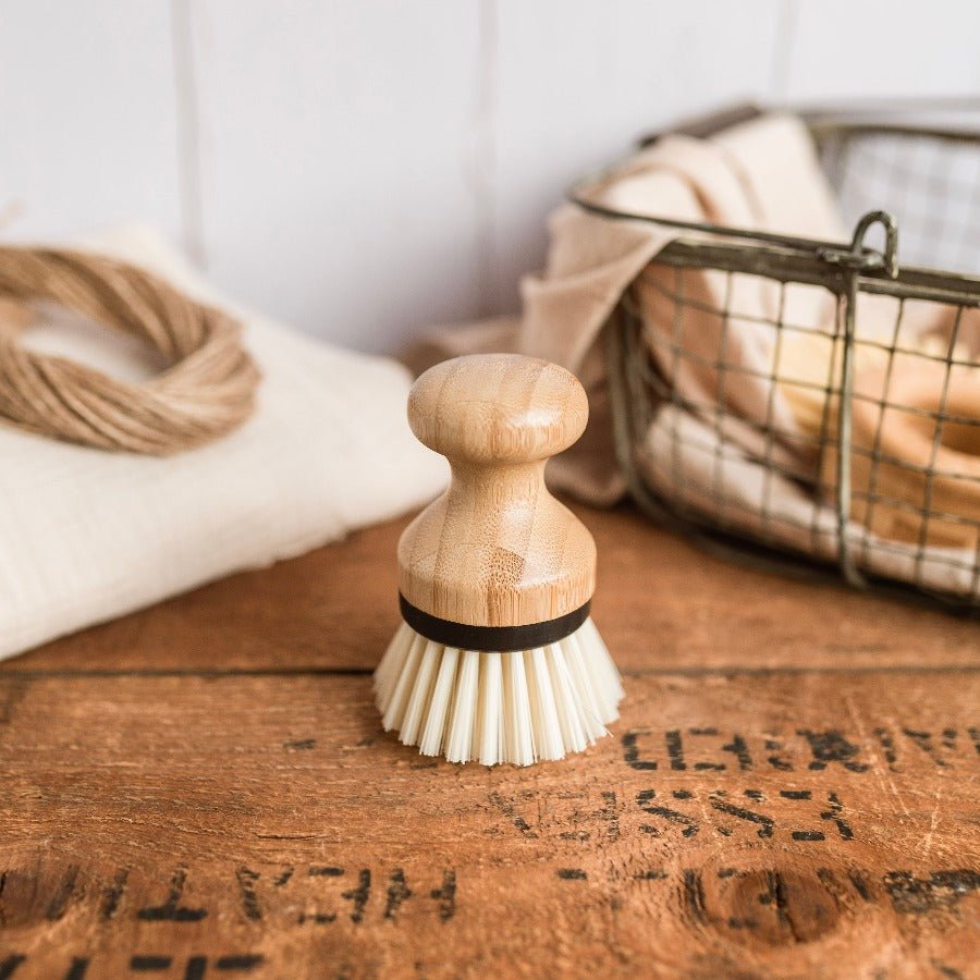 Round Bamboo And Sisal Pan Brush - ONAIE