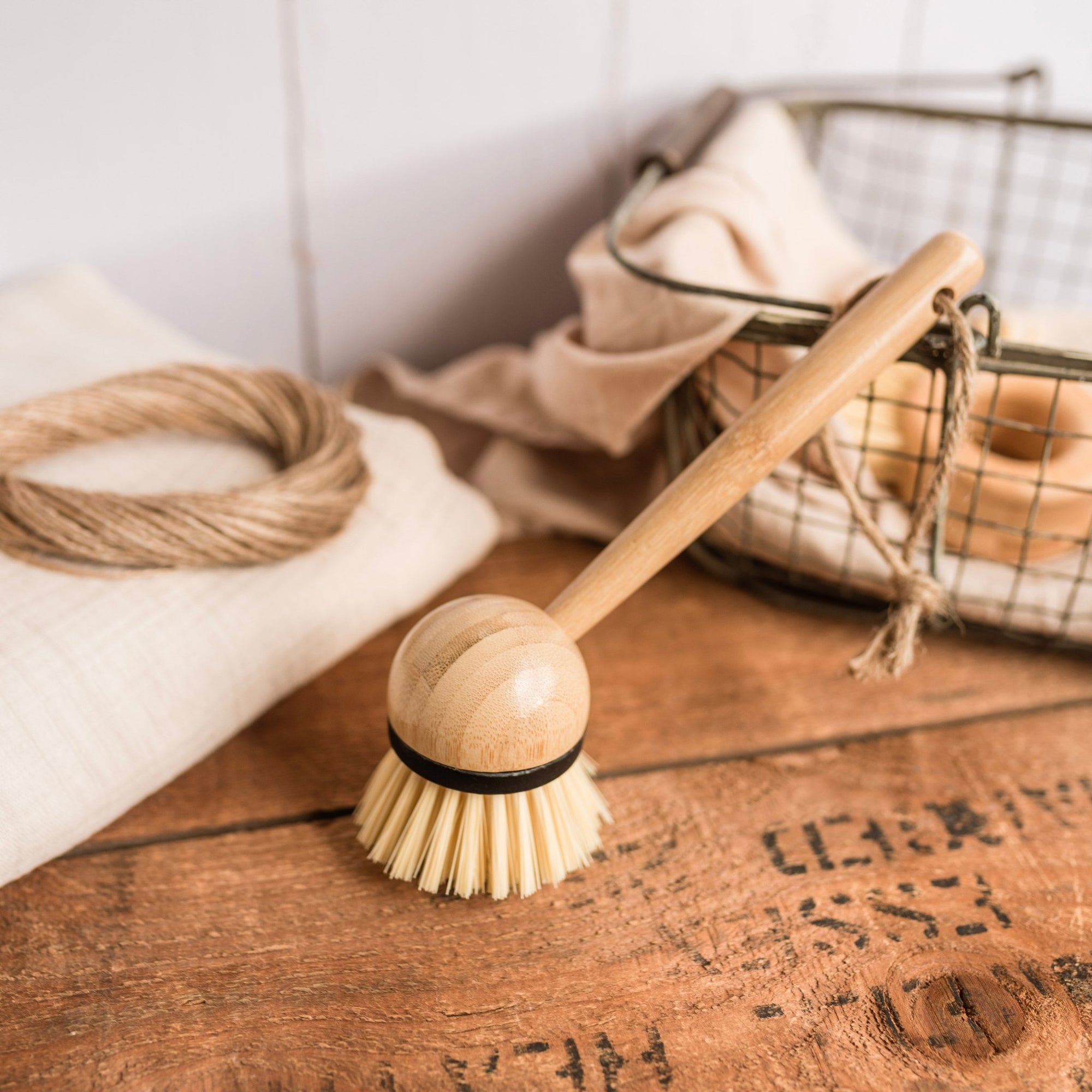 Round Wooded Pot Brush - ONAIE