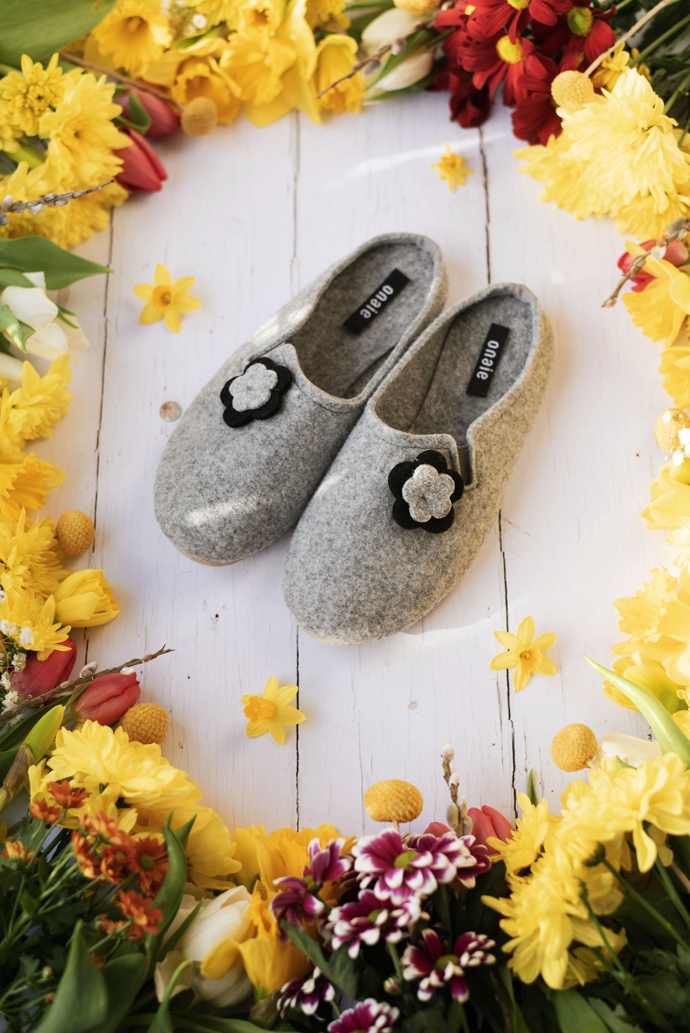 Black Flower Felt Women’s Slippers - ONAIE