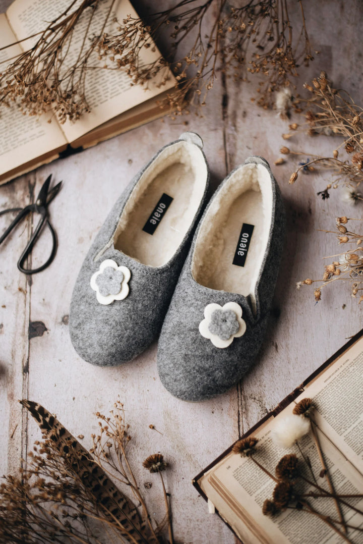 Flower Felt Slippers - ONAIE