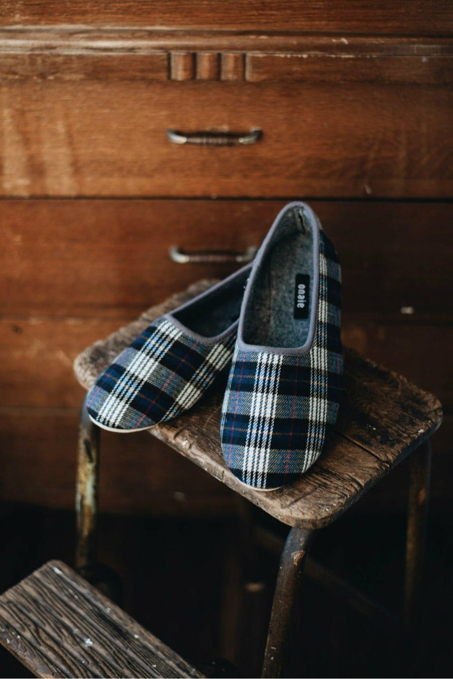 Felt Check Slippers - ONAIE