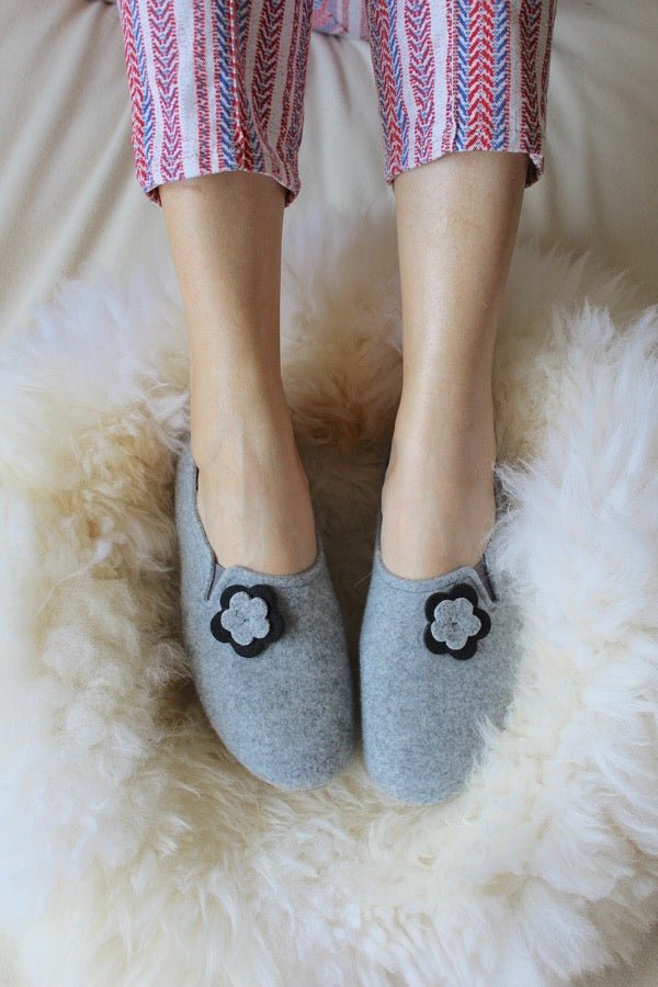 Black Flower Felt Women’s Slippers - ONAIE