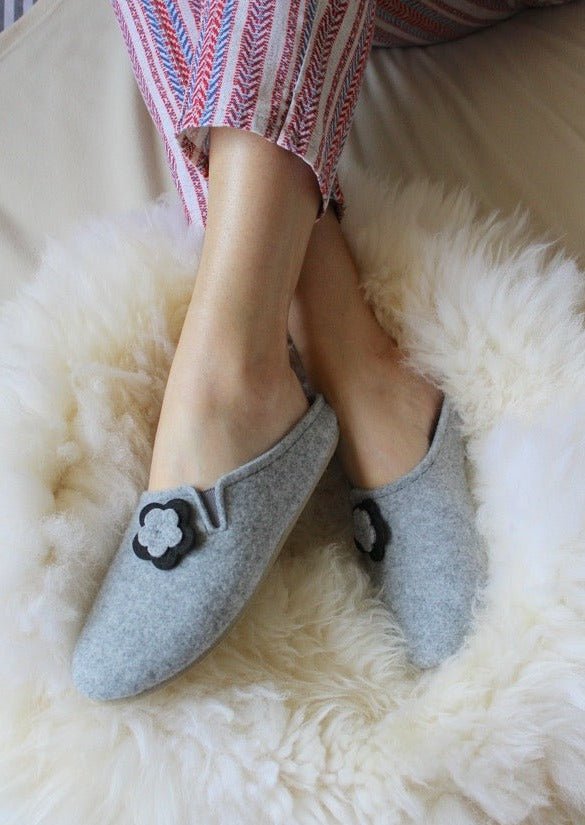 Black Flower Felt Women’s Slippers - ONAIE