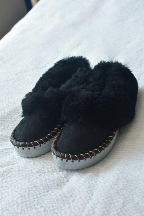 Womens Black Sheepskin Slippers1
