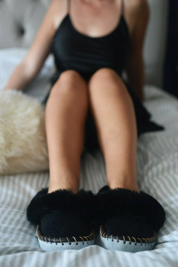 Unisex Black Sheepskin Slippers - ONAIE